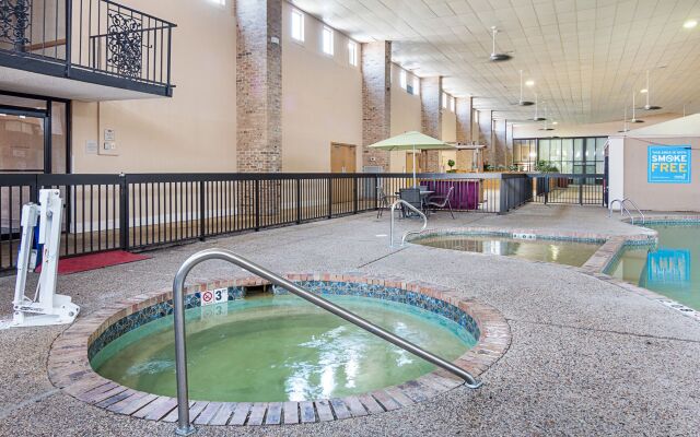 Rodeway Inn & Suites and Conference Center