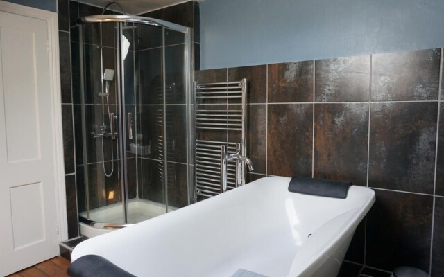 Beautiful 2BD Flat Outstanding Views Near Bath
