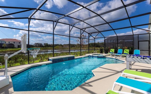 St010v: 10 Bed, Spiderman, Fashionista