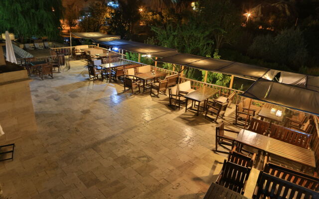 Holiday Cave Hotel