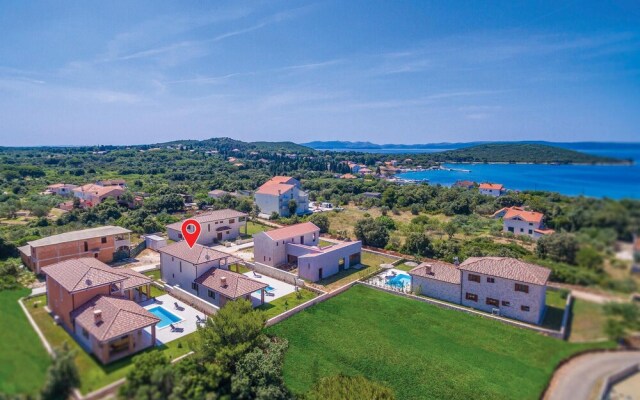 Beautiful Home in Muline With Wifi and 4 Bedrooms