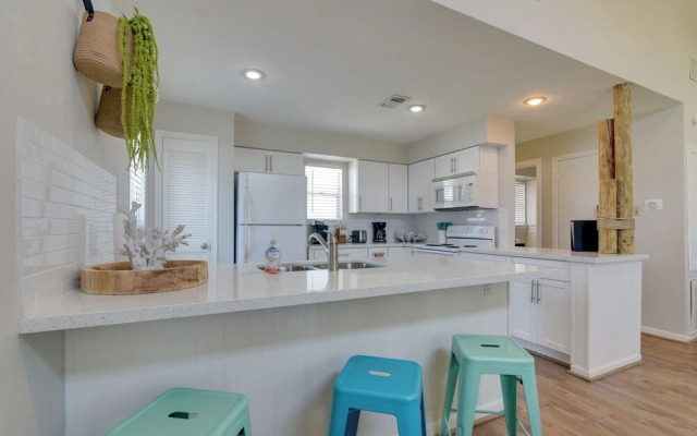 Galveston Townhome w/ Balconies: Walk to Beach!