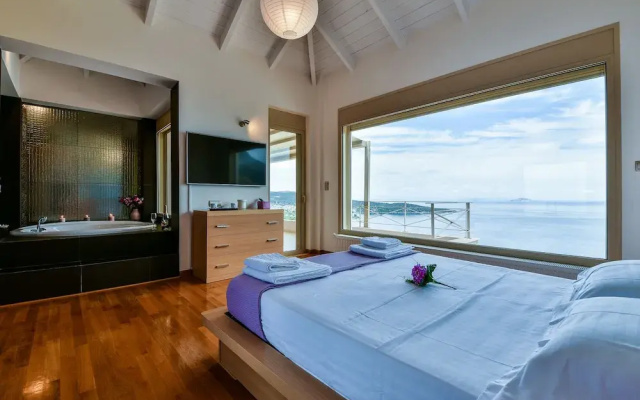 Villa with Striking views over the infinity Pool