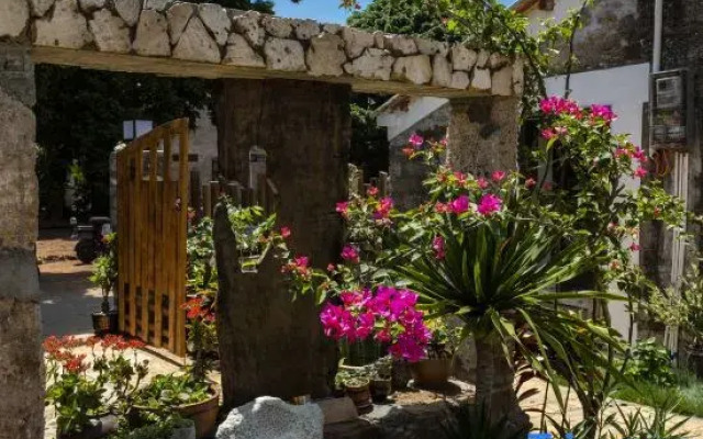 Shi'er Hostel