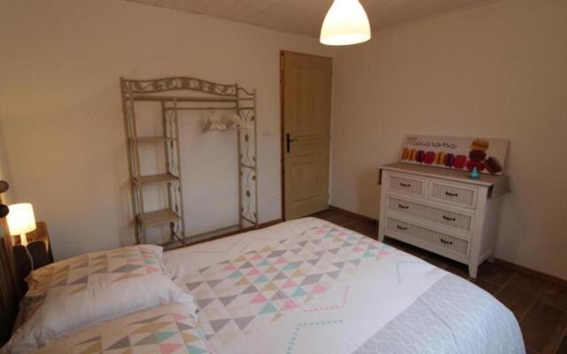 Logement, rez-de-jardin d’une maison, orée du bois