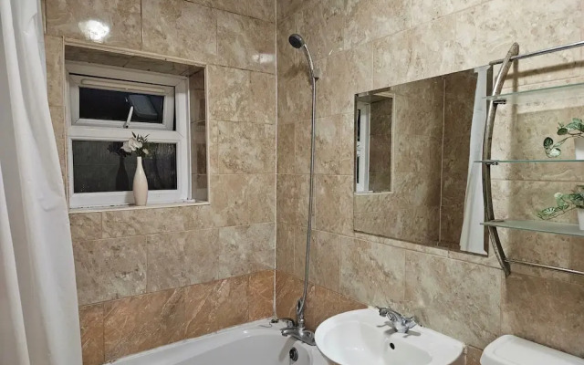 Mitcham Junction - 2 Bed Apartment - Sleeps 6