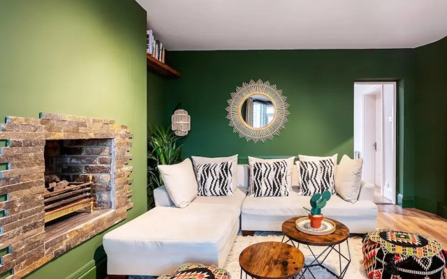 Chiswick Gem: Stylish 1-bed Flat for Modern Living
