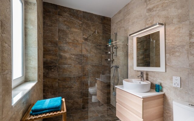 Yellow Pearl Apartments