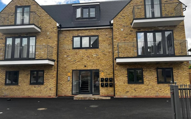 Skyvillion -vineyard Court- Enfield 1-bed W/garden