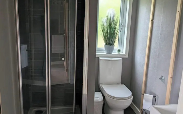 Tranquil Cabin Retreat- Sleeps 2, Parking