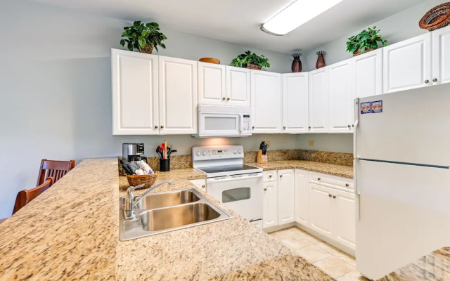 ~ 6 Mi to Ocean w/ Pool & Golf: Myrtle Beach Condo