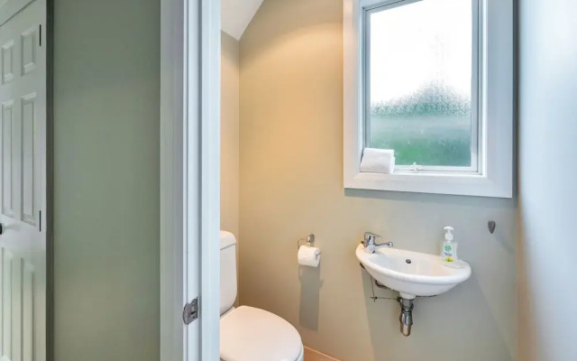 Castor Bay Home near Albany Sleeps 9