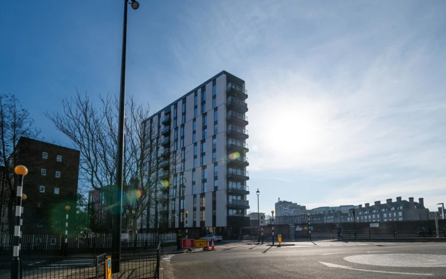 Modern Family Home close to Victoria Station