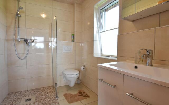 Bezauberndes Ferienhaus in Ruehn am See