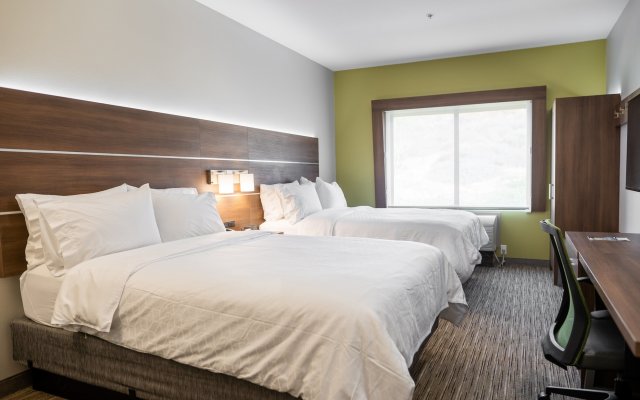 Holiday Inn Express & Suites Lake Forest, an IHG Hotel