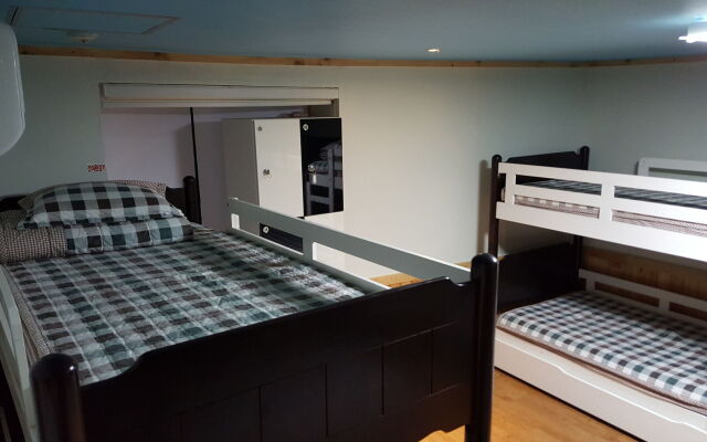 Dongbaekseom Guest House