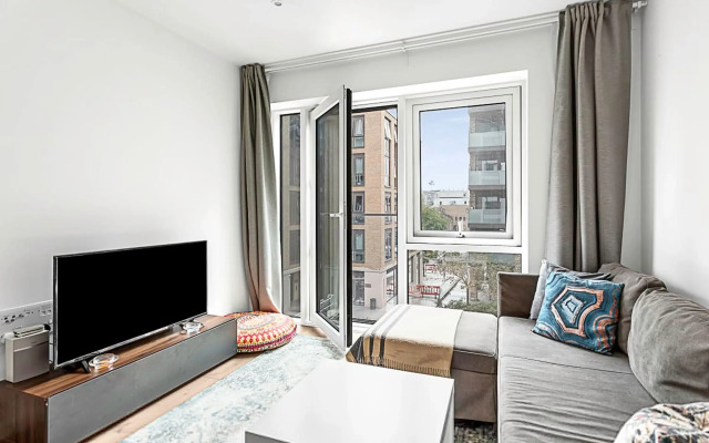 Stylish Flat In Battersea Reach