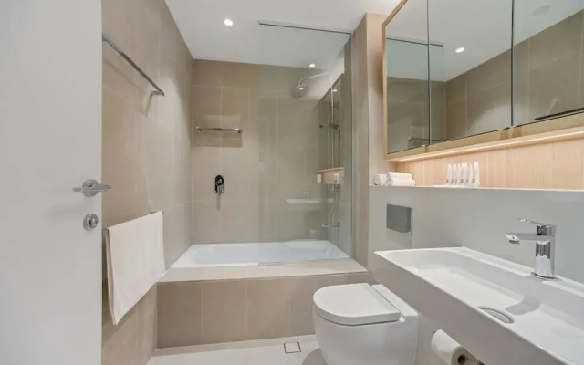New Luxury Apartment Walking to Shops & Cinema