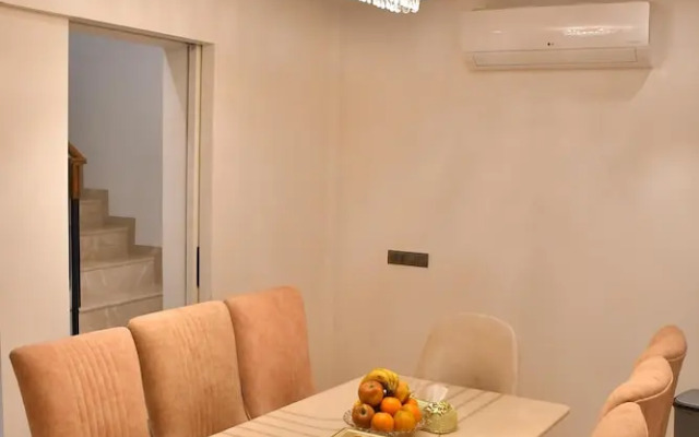 Luxuryhouse-3br-free Car & Driver-balcony-wifi