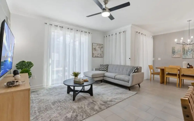 Amazing 4bdr House Storey Lake