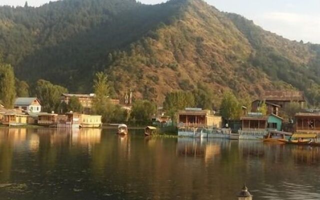 Houseboat Lake Thao