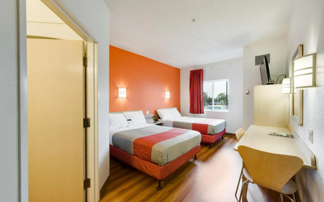 Motel 6 Toronto Brampton