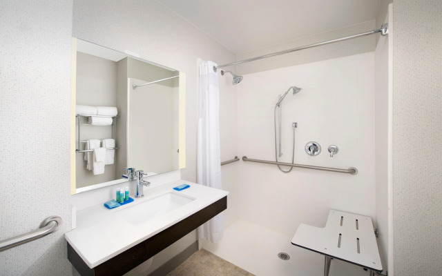 Holiday Inn Express & Suites Baltimore - BWI Airport North by IHG