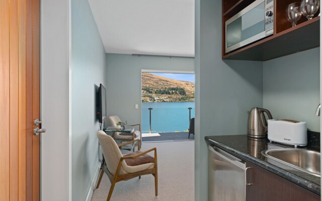 Lake Front 3-Bedroom Apartment With Lake Access