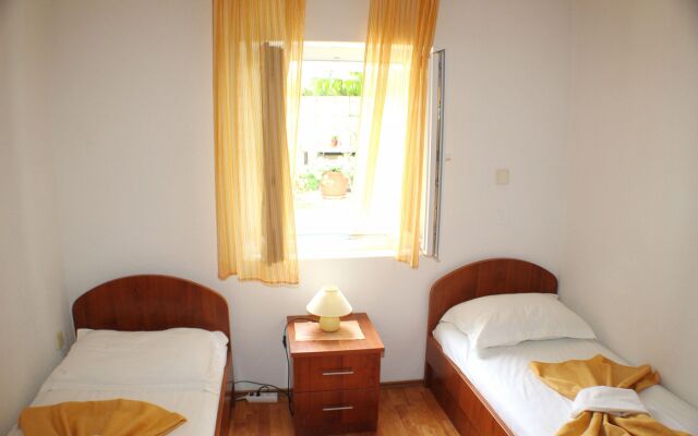 Apartment Bale - right at the beach: A1 Plaza Brist, Riviera Makarska