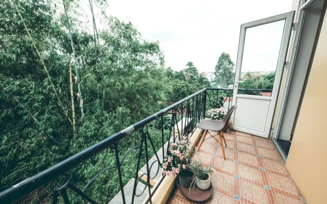 Hillside Homestay Hue - Triple Room top Apartment