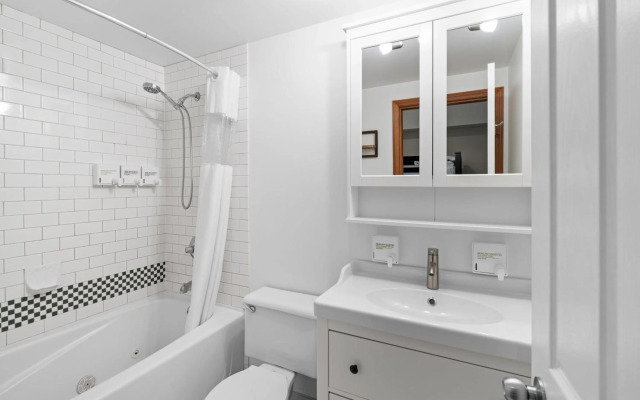 Alpenglow Lodge Family Studio with Sofa Bed by MVA