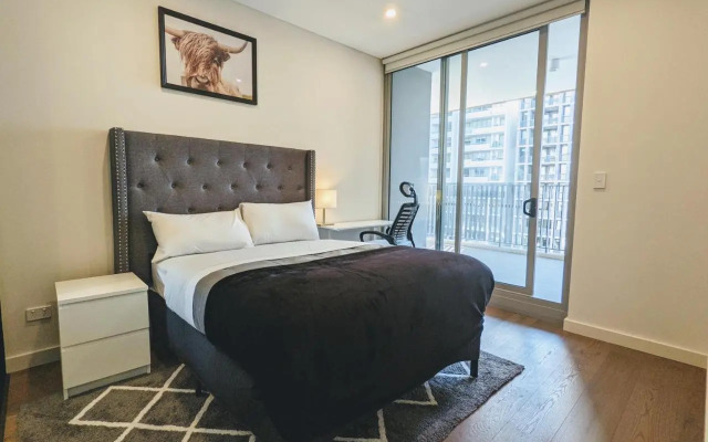 Elegant 3-bed 2-bath, balcony, with pool included, NO PARTIES!
