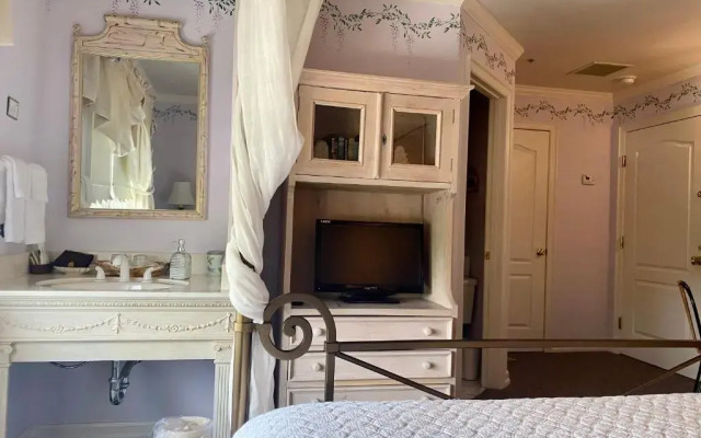 The Cypress Inn Bed & Breakfast