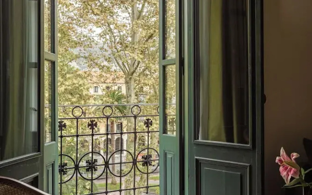 Batimont Suites & Apartments