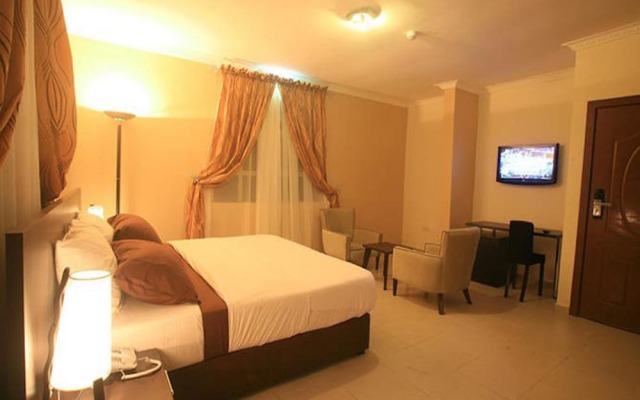 Lakeem Suites Adebola