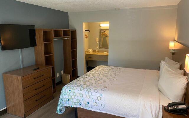 HomeTowne Studios By Red Roof Vero Beach - I-95