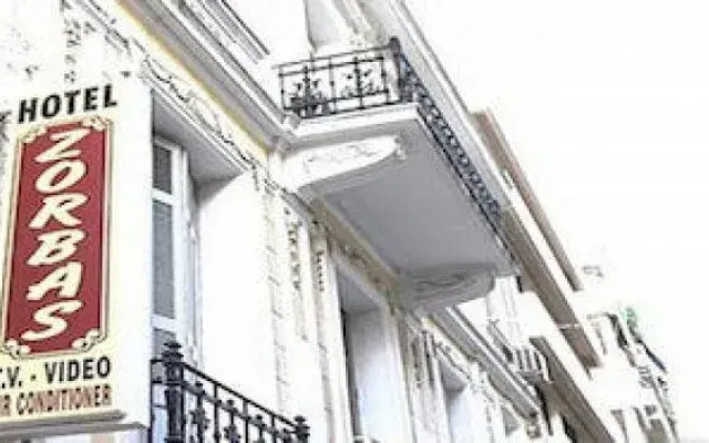 Zorbas Hotel - Hostel
