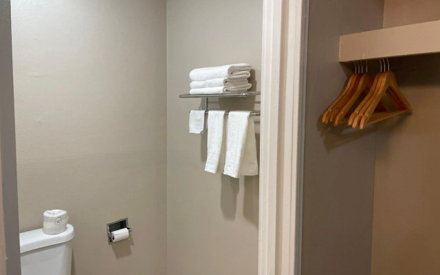 Deluxe Inn & Suites