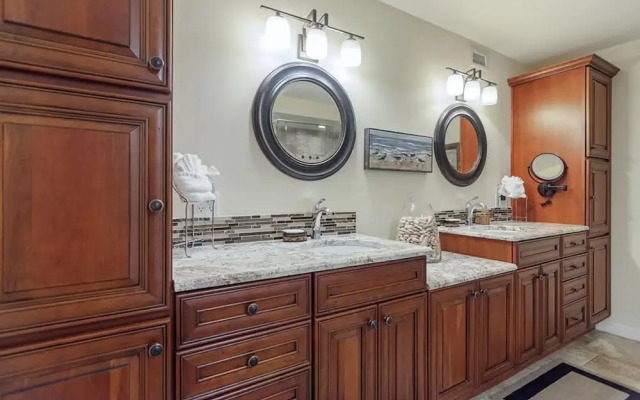 Shoreline Towers 1022