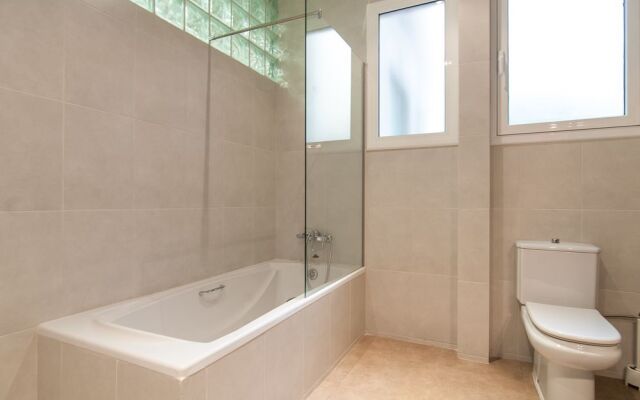 BBarcelona Gaudi Avenue Flats