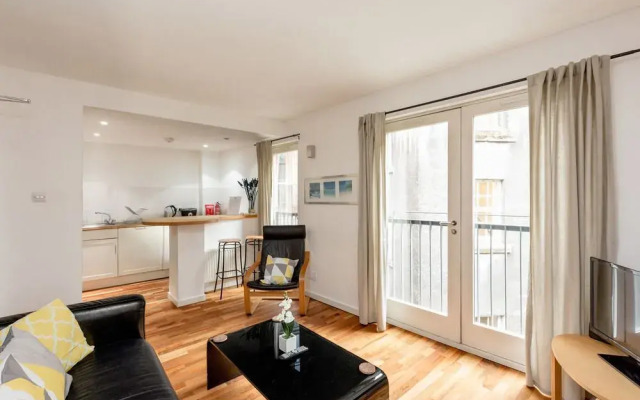 Silver Lining - Mile Apartments