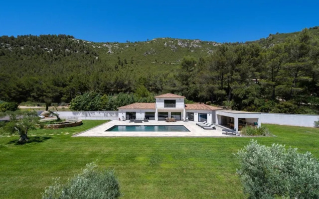 Villa With Heated Swimming Pool spa gym and Cinema