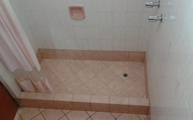 Hostal Victor - Lima Airport Hostel