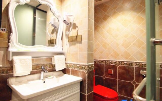 Shijia Fashion Hotel (Xinxiang East Railway Station)