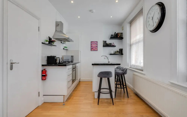 The Lipstick Palace - Fitzrovia - by Frankie Says