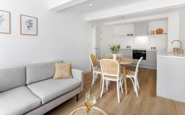 Air Host and Stay - 44 Renshaw