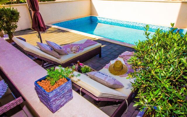 Modern Apartment in Šilo with Private Swimming Pool