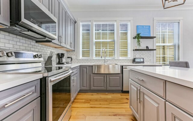 Chic 4 BR Condo - Large Pool - Perfect Location