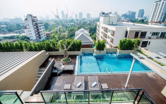 Отель Ramada by Wyndham Bangkok Ten Ekamai Residences