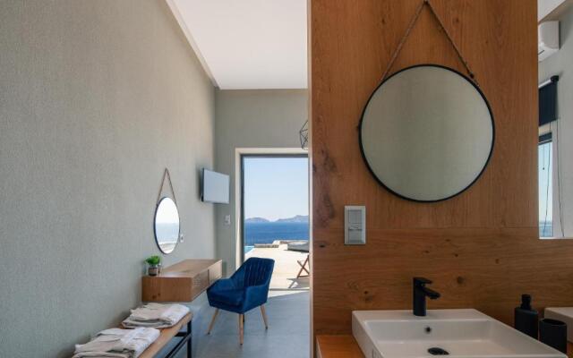 Seafront elegant villa, with infinity pool & devine views!